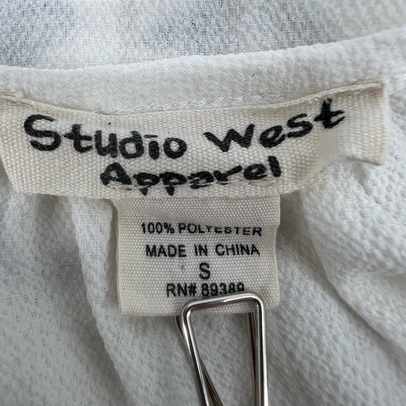 Studio West Apparel White Embroidered Short Sleeve Blouse Size Small Women’s - Picture 2 of 4